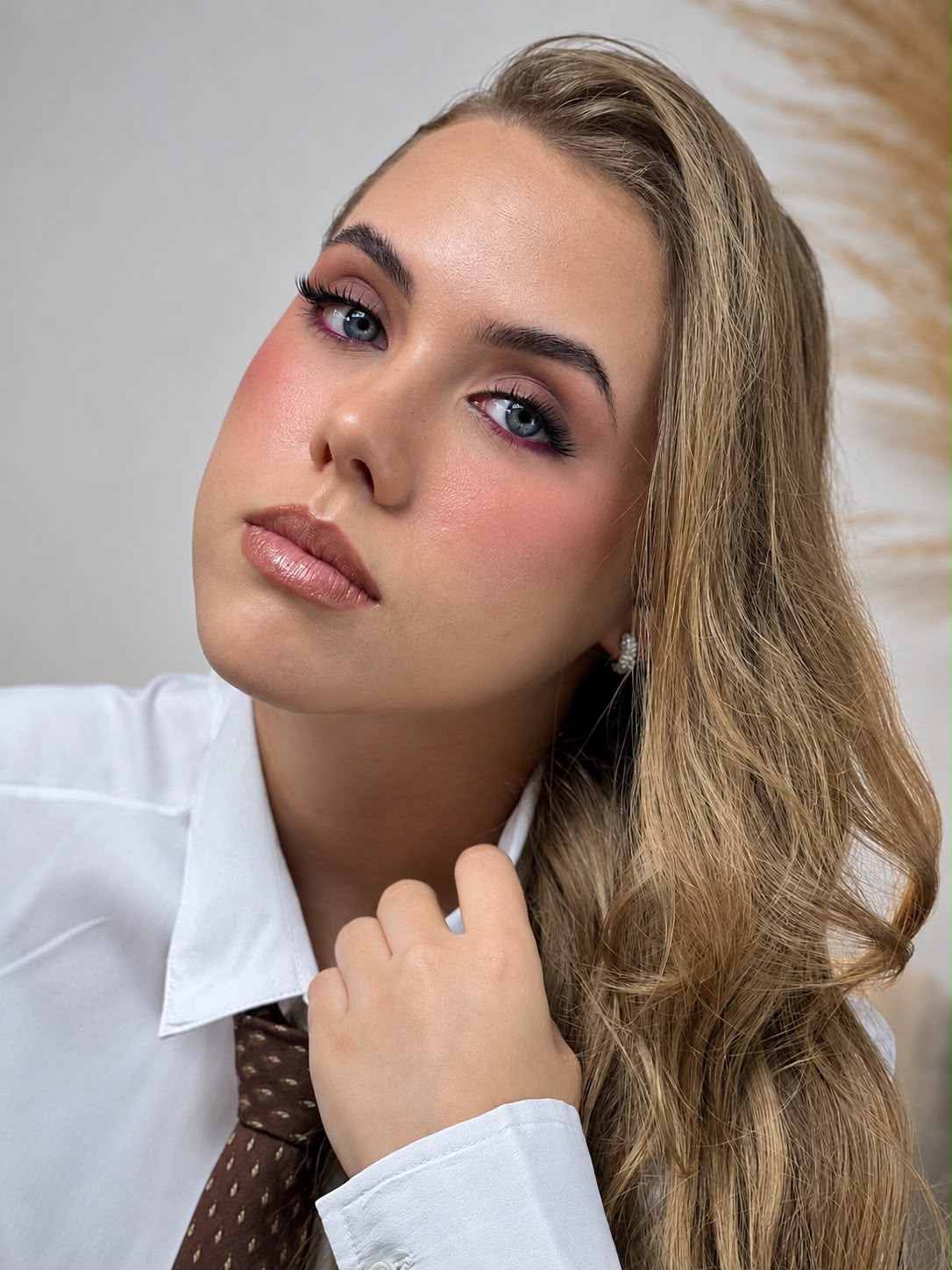 Júlia em retrato clean com camisa branca